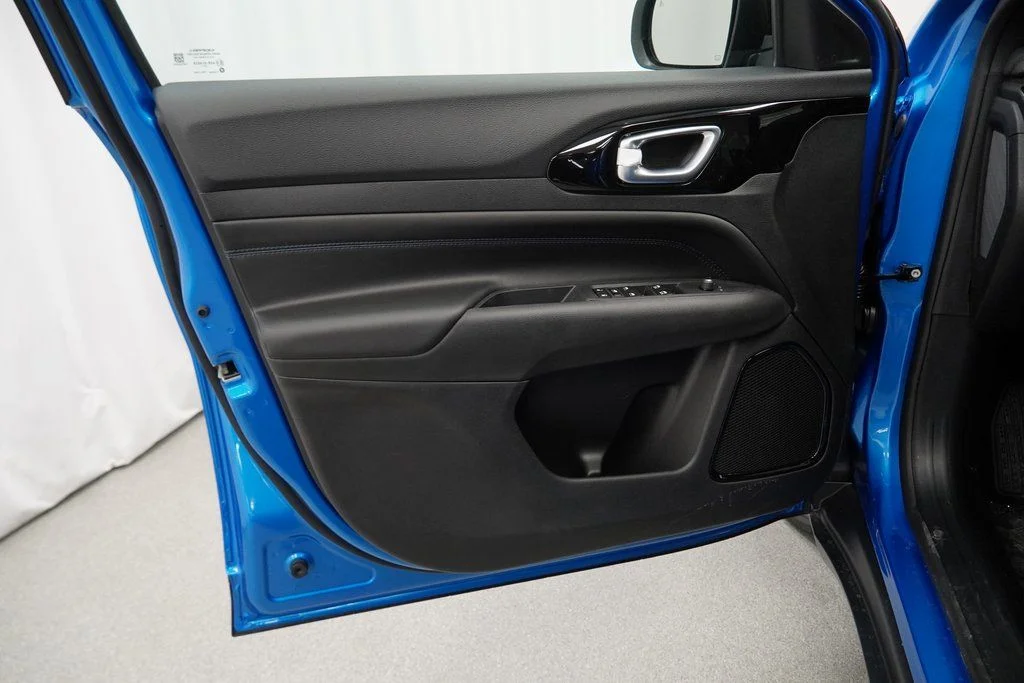 New 2026 Hydro Blue Pearlcoat Jeep Latitude image 29