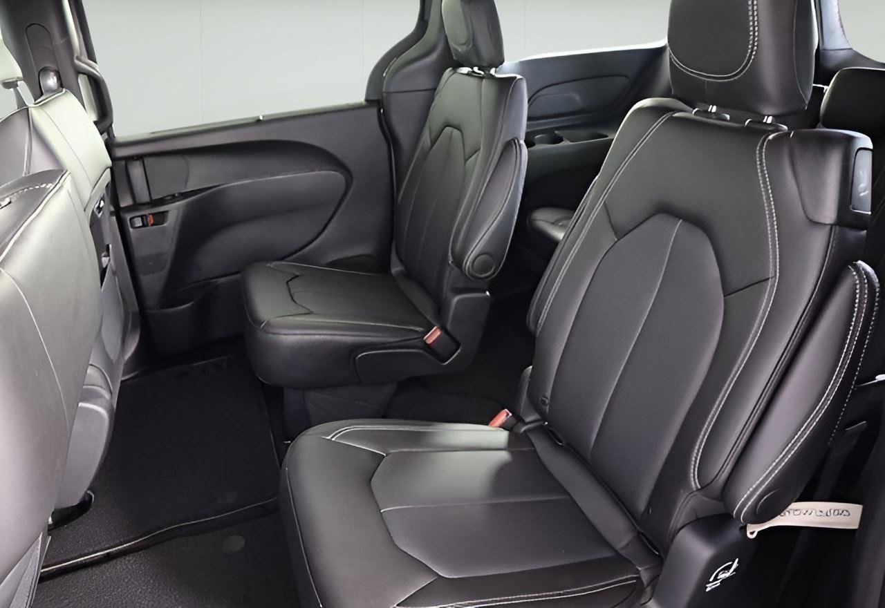 2025 Chrysler Pacifica Select - Photo 9