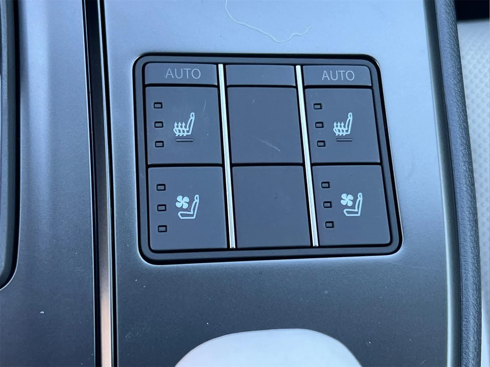 2025 Lexus UX - Photo 19
