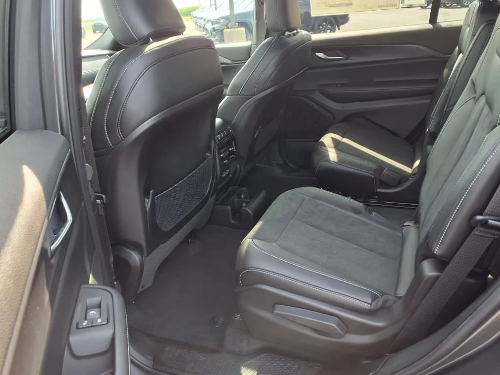 New 2025 Baltic Gray Metallic Clear-Coat Exterior Paint Jeep Altitude X image 5