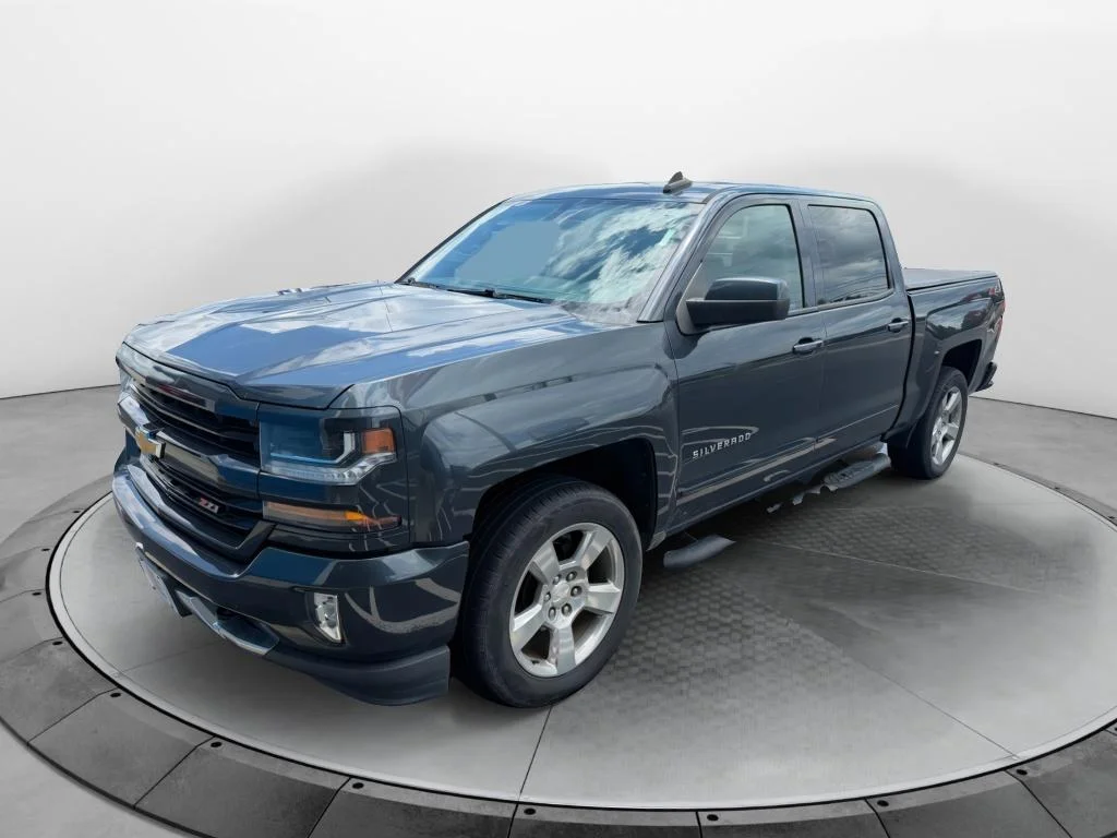 Used 2018 GRAPHITE METALLIC Chevrolet LT image 1