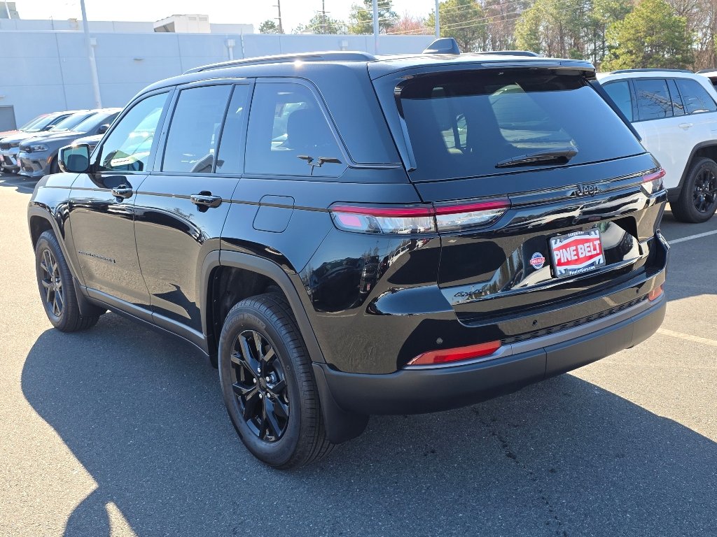New 2026 Diamond Black Crystal Pearl-Coat Exterior Paint Jeep Altitude image 9