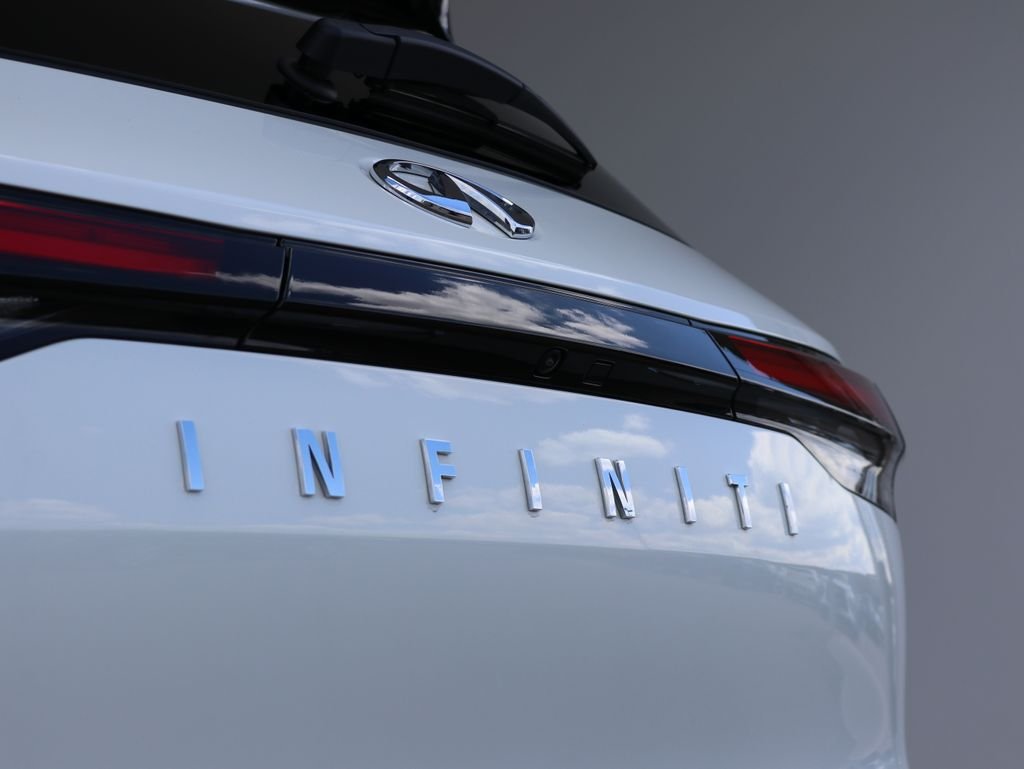 Certified Used 2023 White INFINITI LUXE image 31