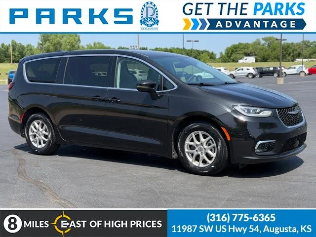 2023 Chrysler Pacifica Touring L's photo