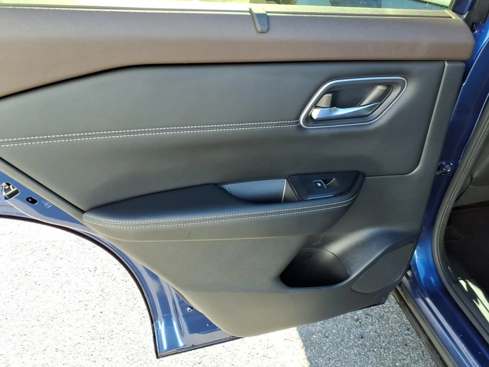 Used 2023 Caspian Blue Metallic Nissan Platinum image 12