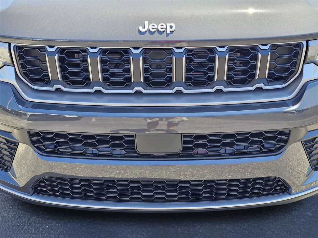 New 2026 Baltic Gray Metallic Clear-Coat Exterior Paint Jeep Limited image 3