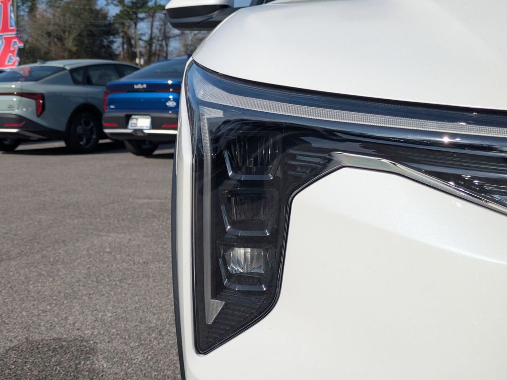 New 2026 Snow White Pearl Kia LXS image 10