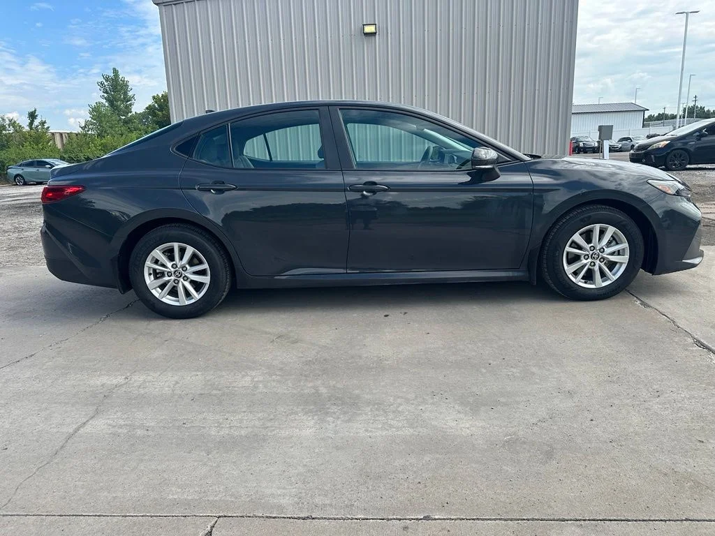 2025 Toyota Camry LE - Photo 4