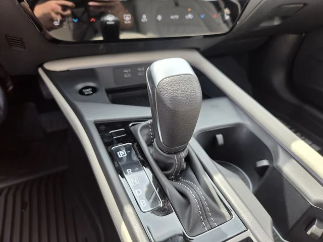 New 2026 White Nissan SL image 17