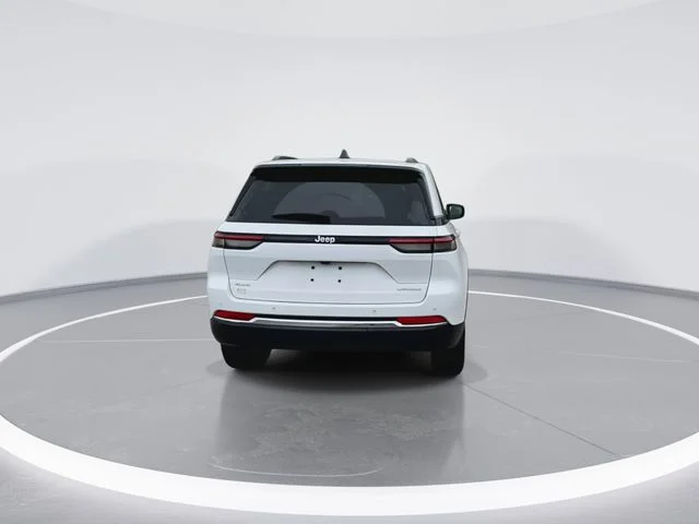 Used 2025 White/off-white Jeep Laredo X image 10