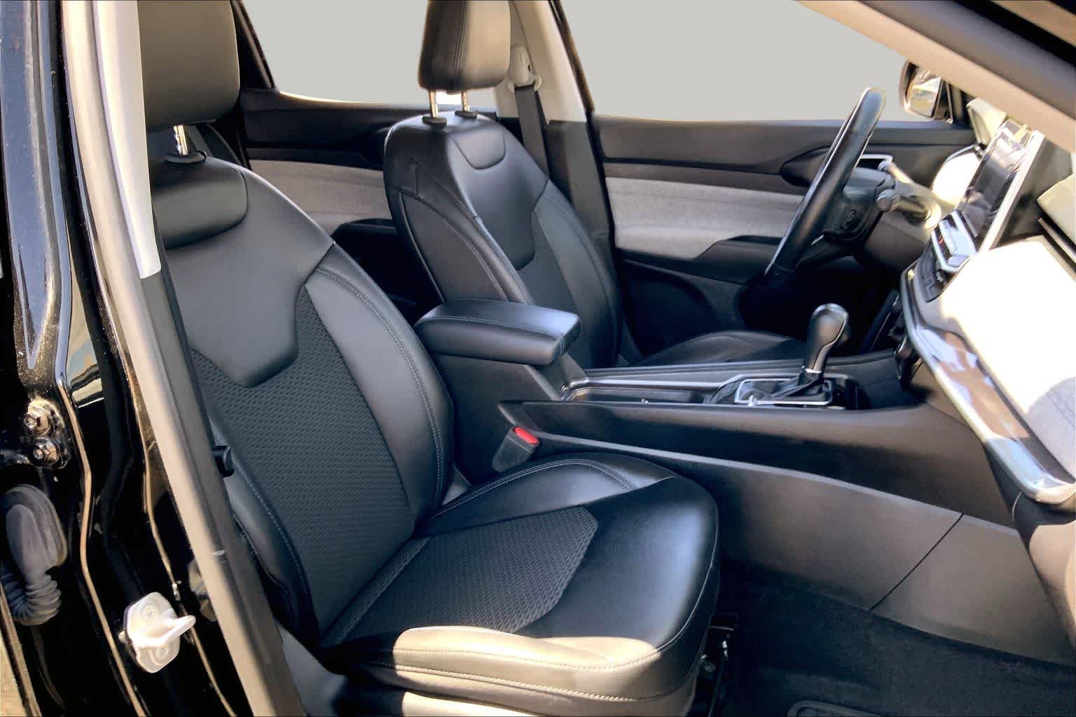 Used 2022 Diamond Black Crystal Pearlcoat Jeep Latitude image 8