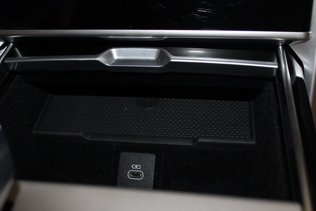 Used 2025  Land Rover SE image 27