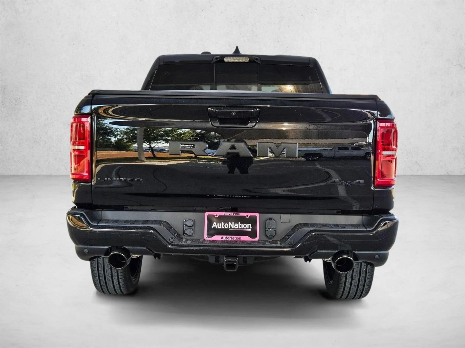 New 2027 Diamond Black Crystal Pearl-Coat Exterior Paint RAM Limited image 8