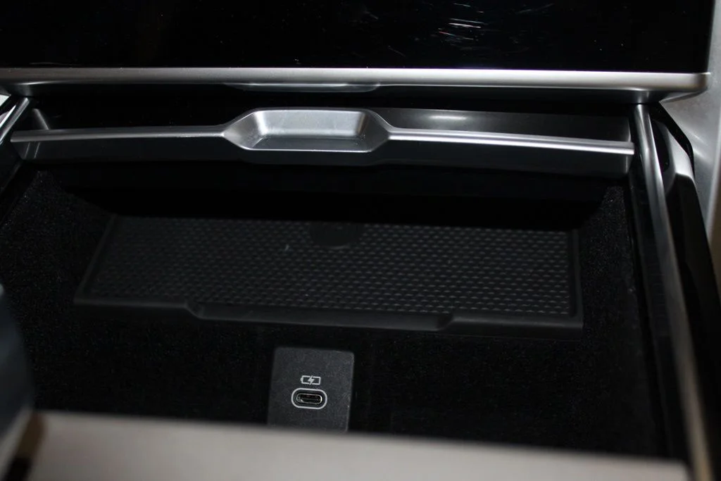 Certified Used 2025 Black Land Rover SE image 27