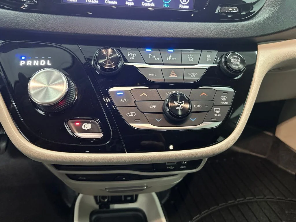Used 2018 Gray Chrysler Touring L Plus image 20