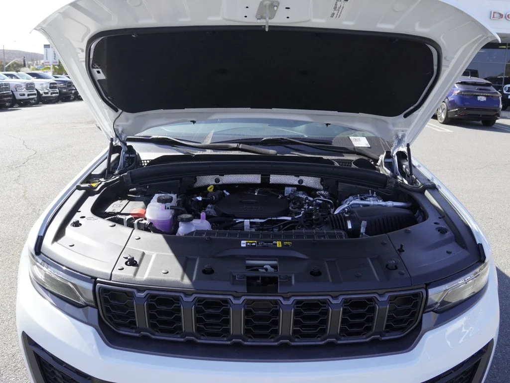 New 2026 Bright White Clear-Coat Exterior Paint Jeep Altitude image 28