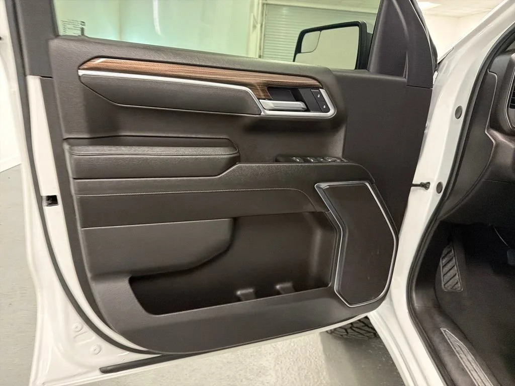 Used 2025 Summit White Chevrolet LT image 12