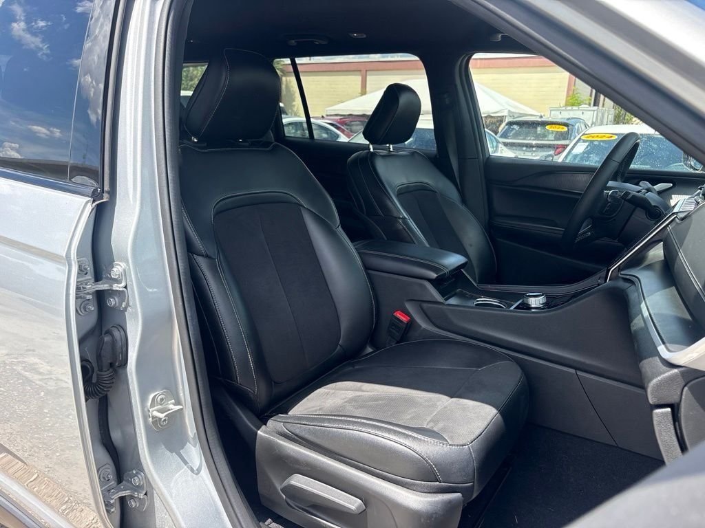 Used 2024 Silver Jeep Altitude image 18