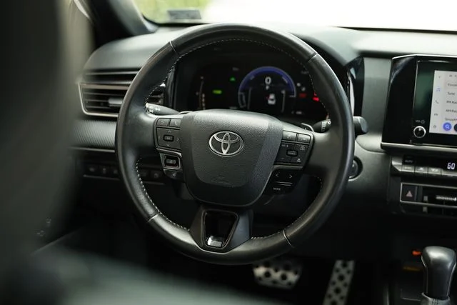 Used 2025 Ice Cap Toyota SE image 27