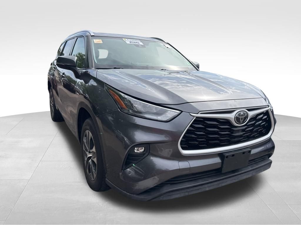 Used 2020 Gray Toyota XLE image 8