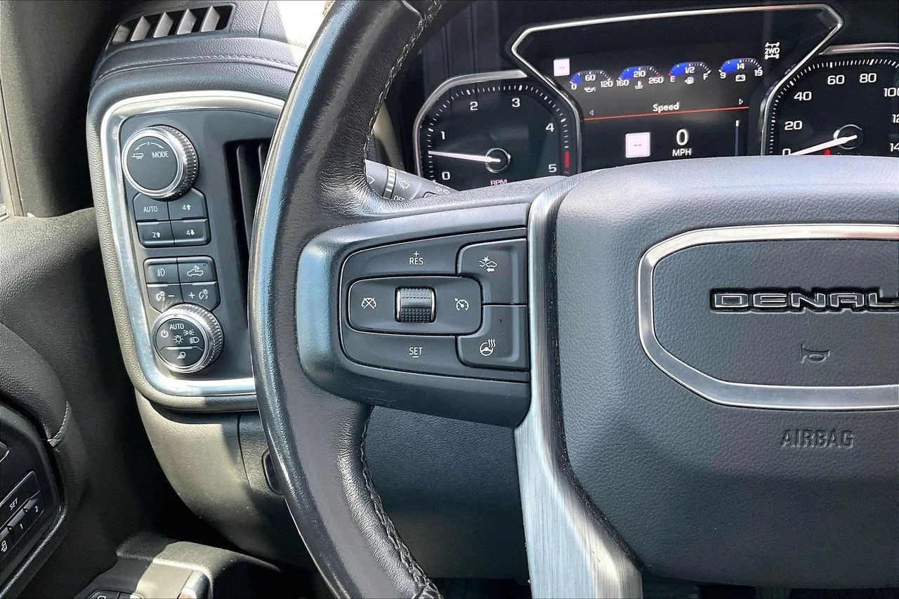 Used 2021 White GMC Denali image 31