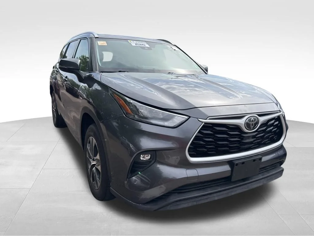 Used 2020 Gray Toyota XLE image 8