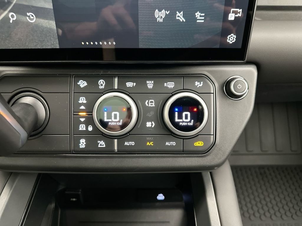New 2026 Fuji White Land Rover X-Dynamic SE image 13