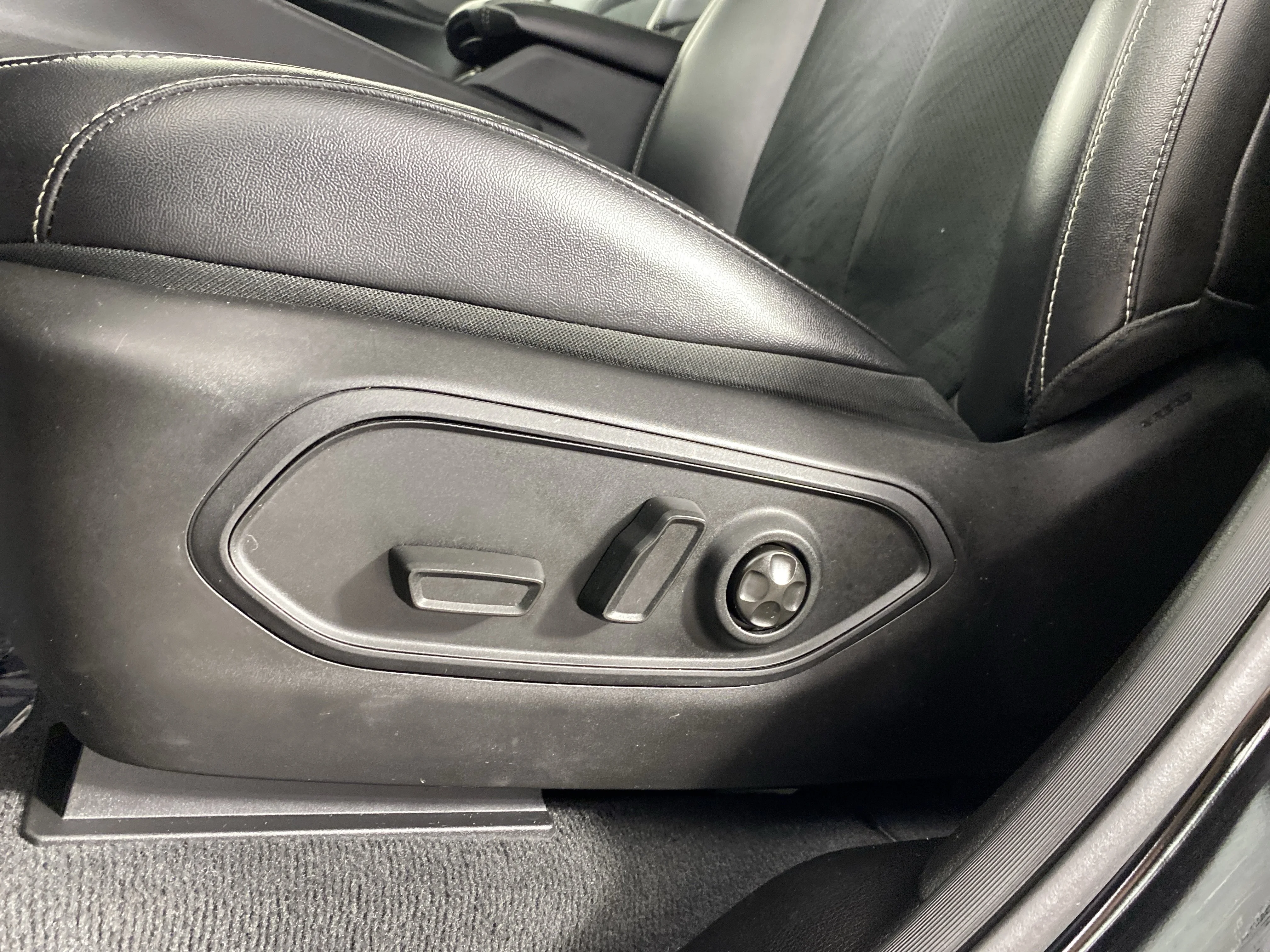 Used 2024 Diamond Black Crystal Pearlcoat Jeep Altitude X image 18