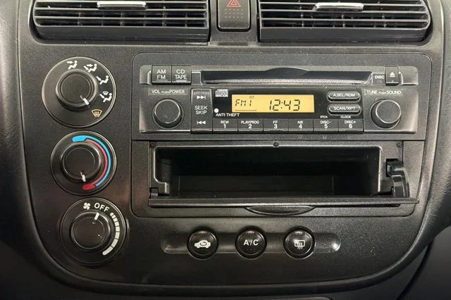 Used 2005 Magnesium Metallic Honda LX image 22