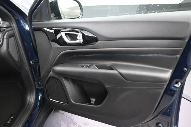 New 2026 Fathom Blue Pearl-Coat Exterior Paint Jeep Latitude image 19