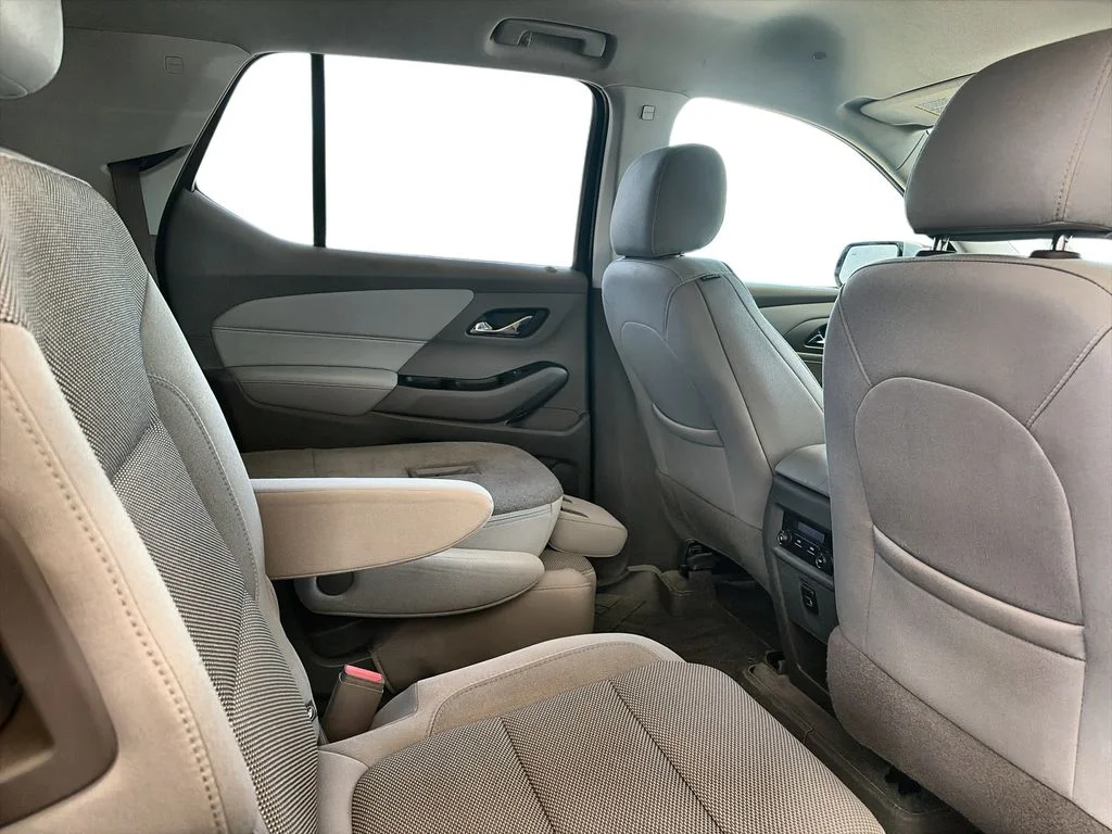 Used 2018 Silver Chevrolet LT image 28