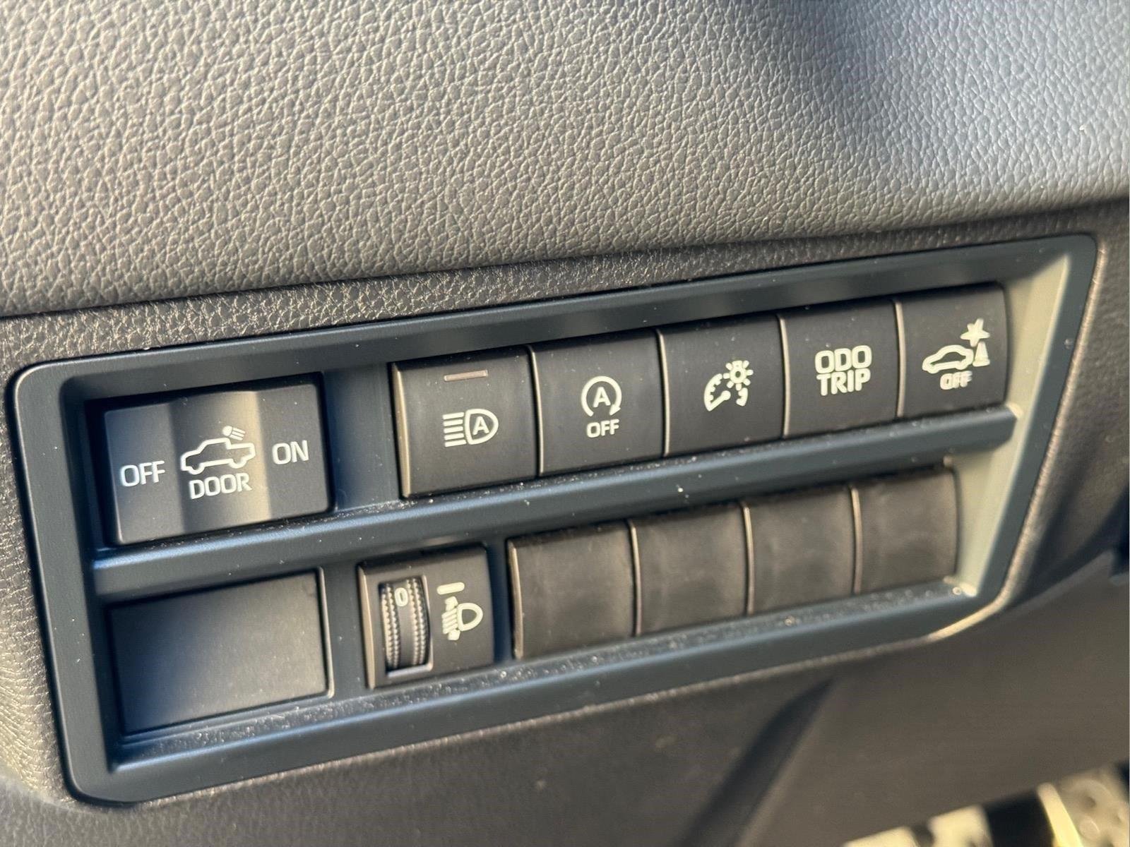 Used 2025 Wind Chill Pearl Toyota Limited image 17