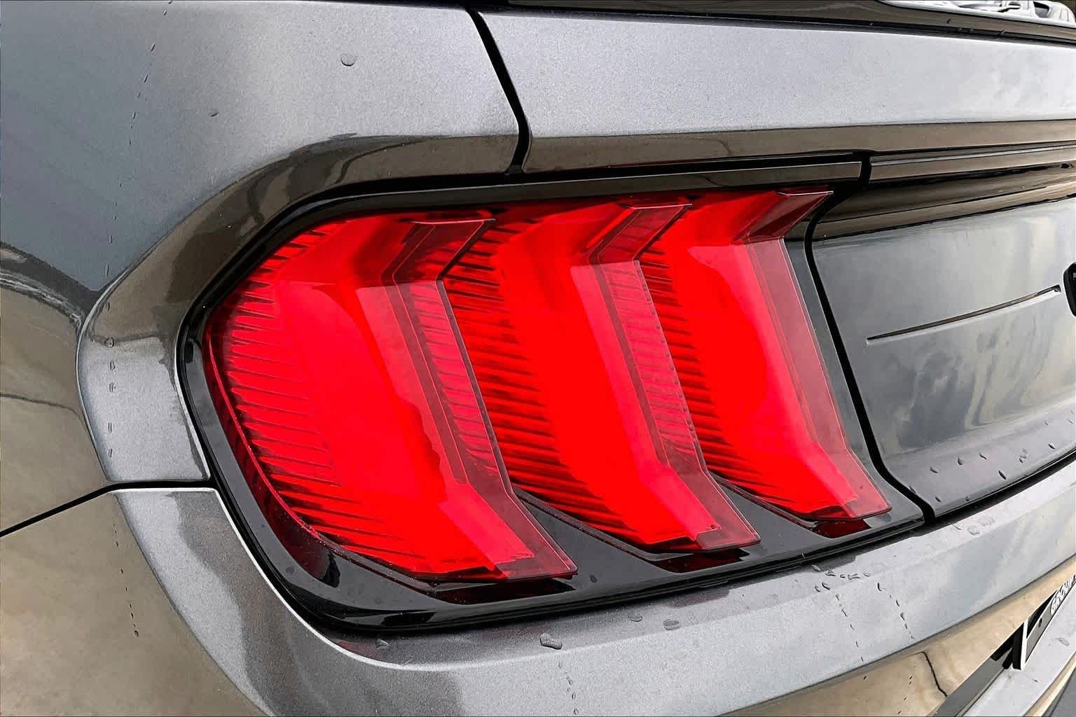 Used 2019 Magnetic Metallic Ford GT image 25