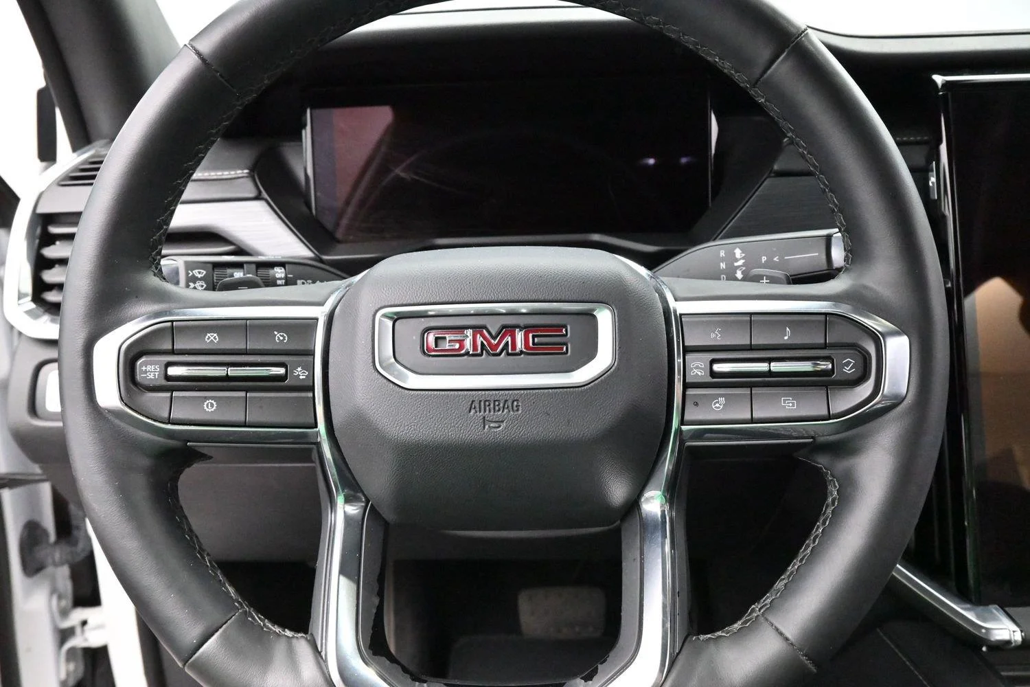 Used 2024 Summit White GMC FWD Elevation image 18