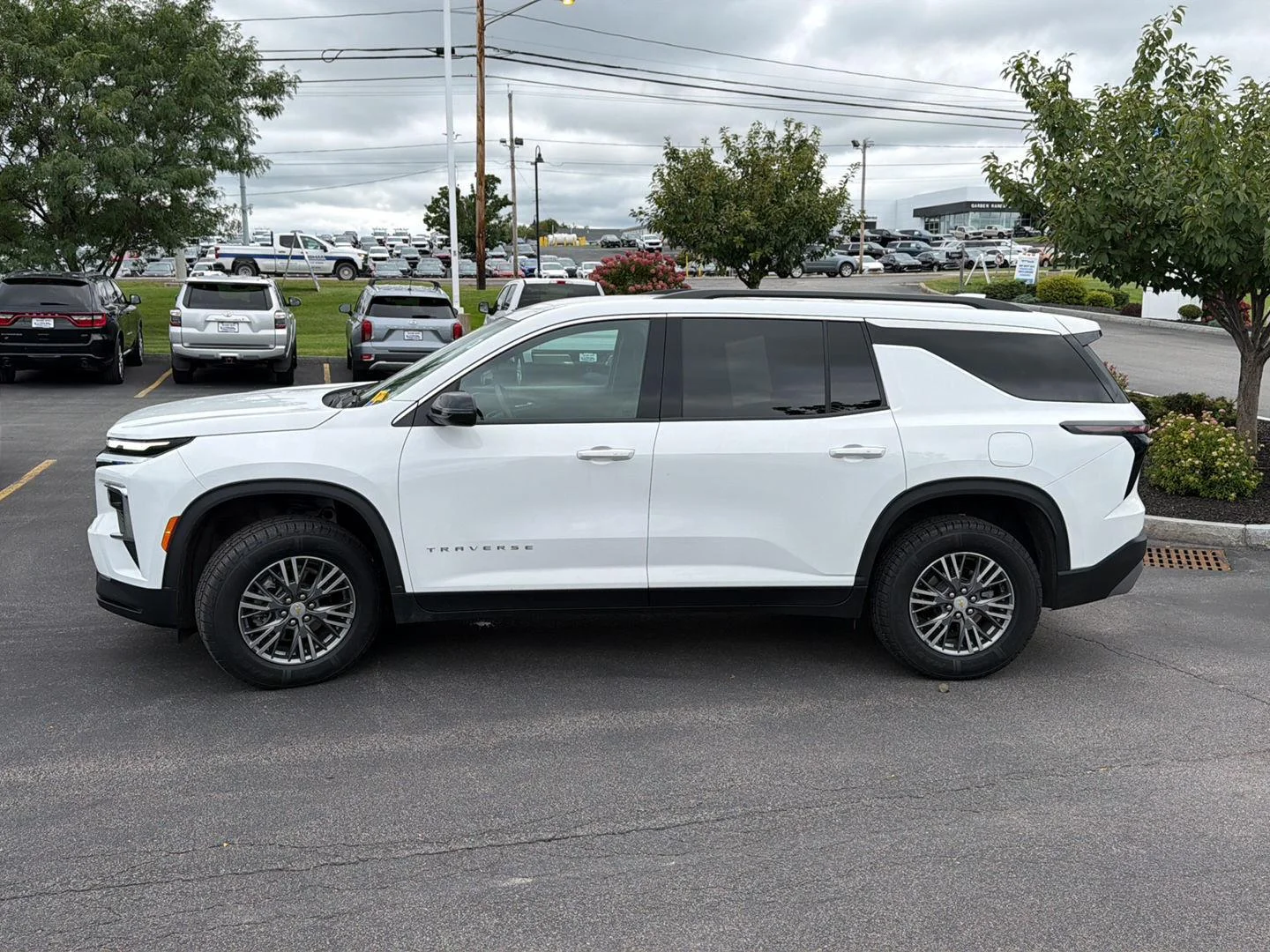 Used 2025 Summit White Chevrolet AWD LT image 4