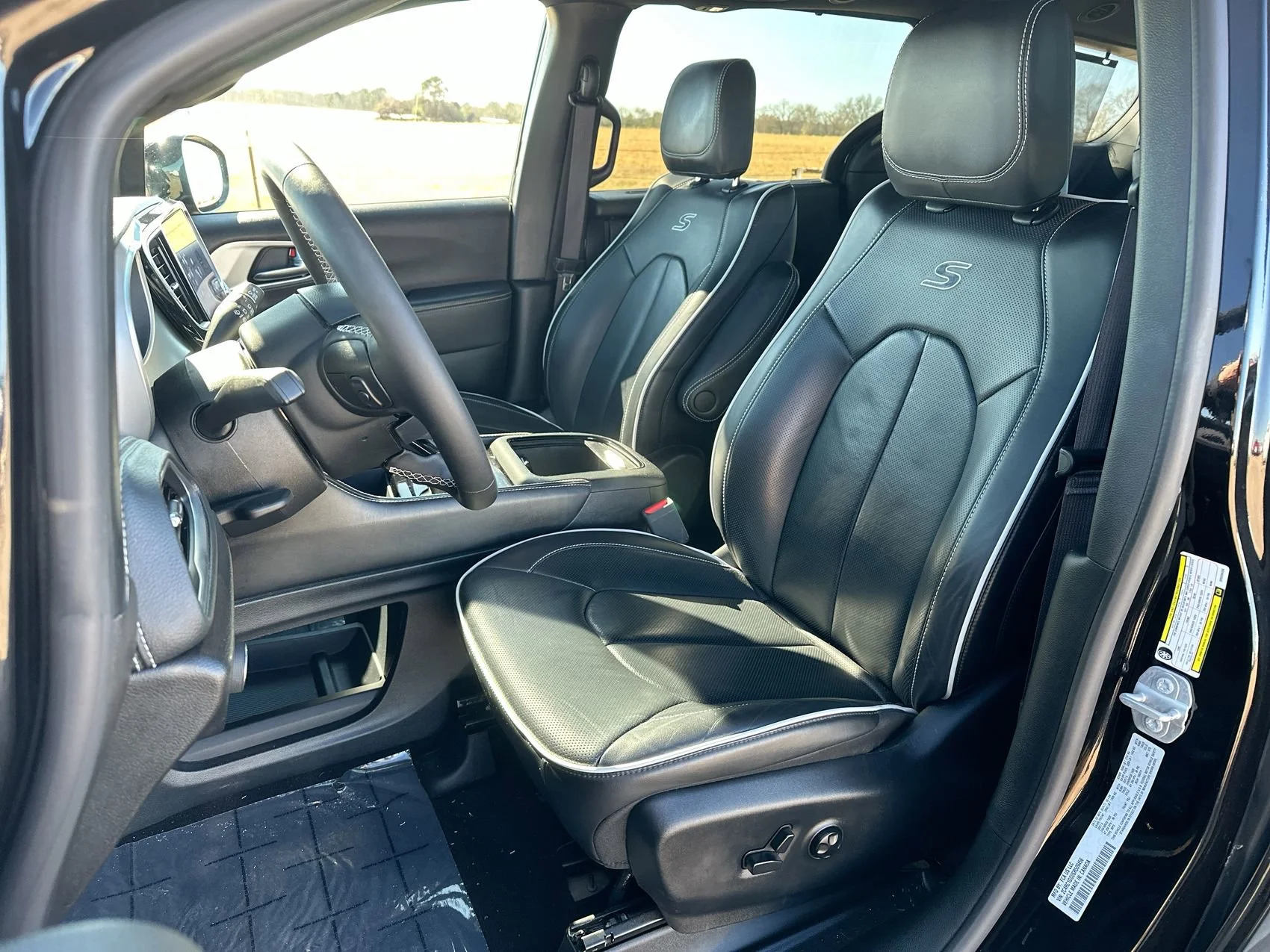 Used 2025 Diamond Black Crystal Pearlcoat Chrysler Limited image 11