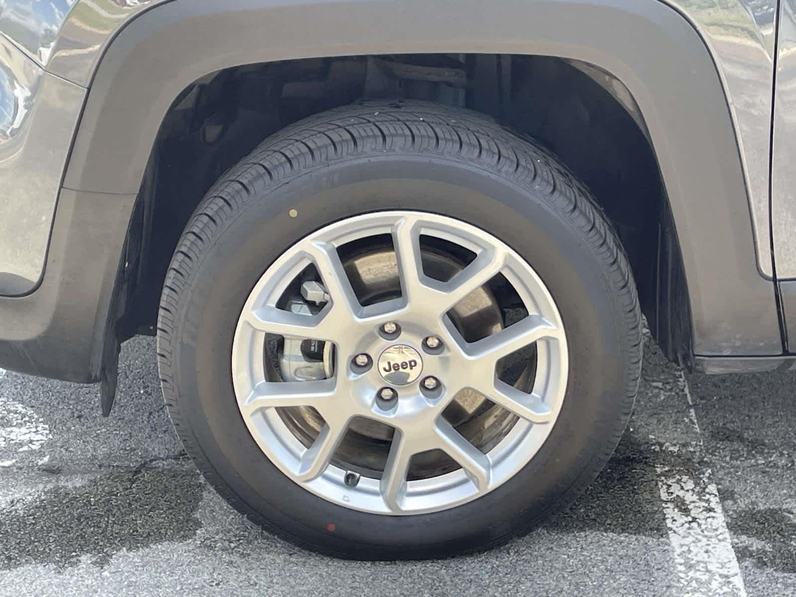 Used 2023 Gry/grey Jeep Latitude image 21