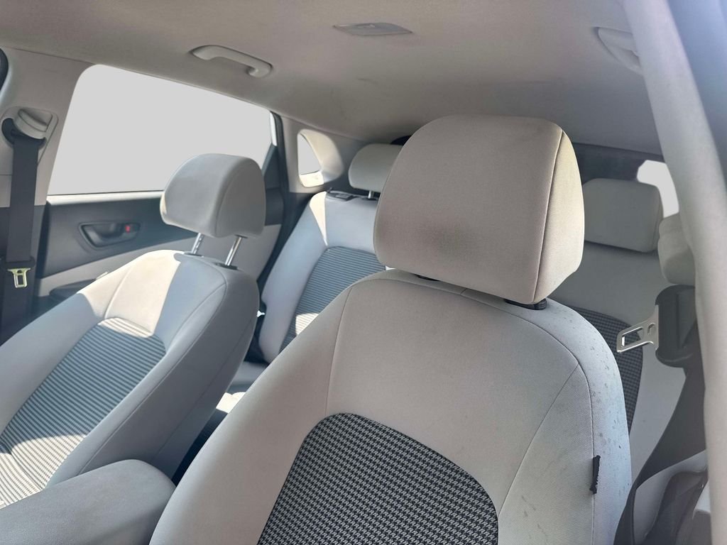 2023 Hyundai Kona SE - Photo 18