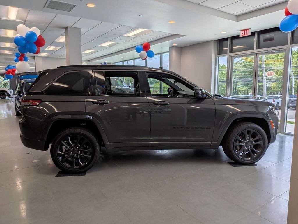 New 2026 Baltic Gray Metallic Clear-Coat Exterior Paint Jeep Limited Reserve image 2