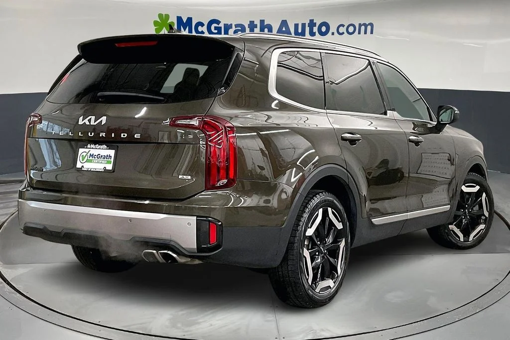 Certified Used 2025 Green Kia S image 17