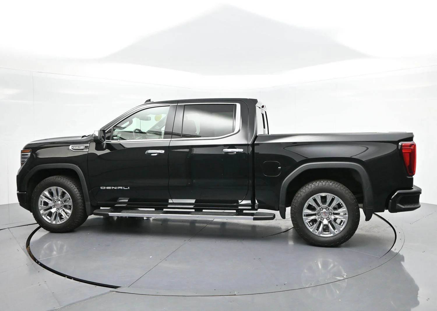 Used 2025 Onyx Black GMC Denali image 4