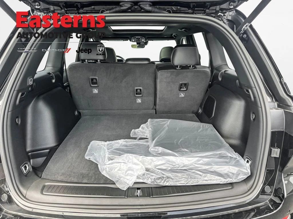 New 2026 Diamond Black Crystal Pearl-Coat Exterior Paint Jeep Limited image 12