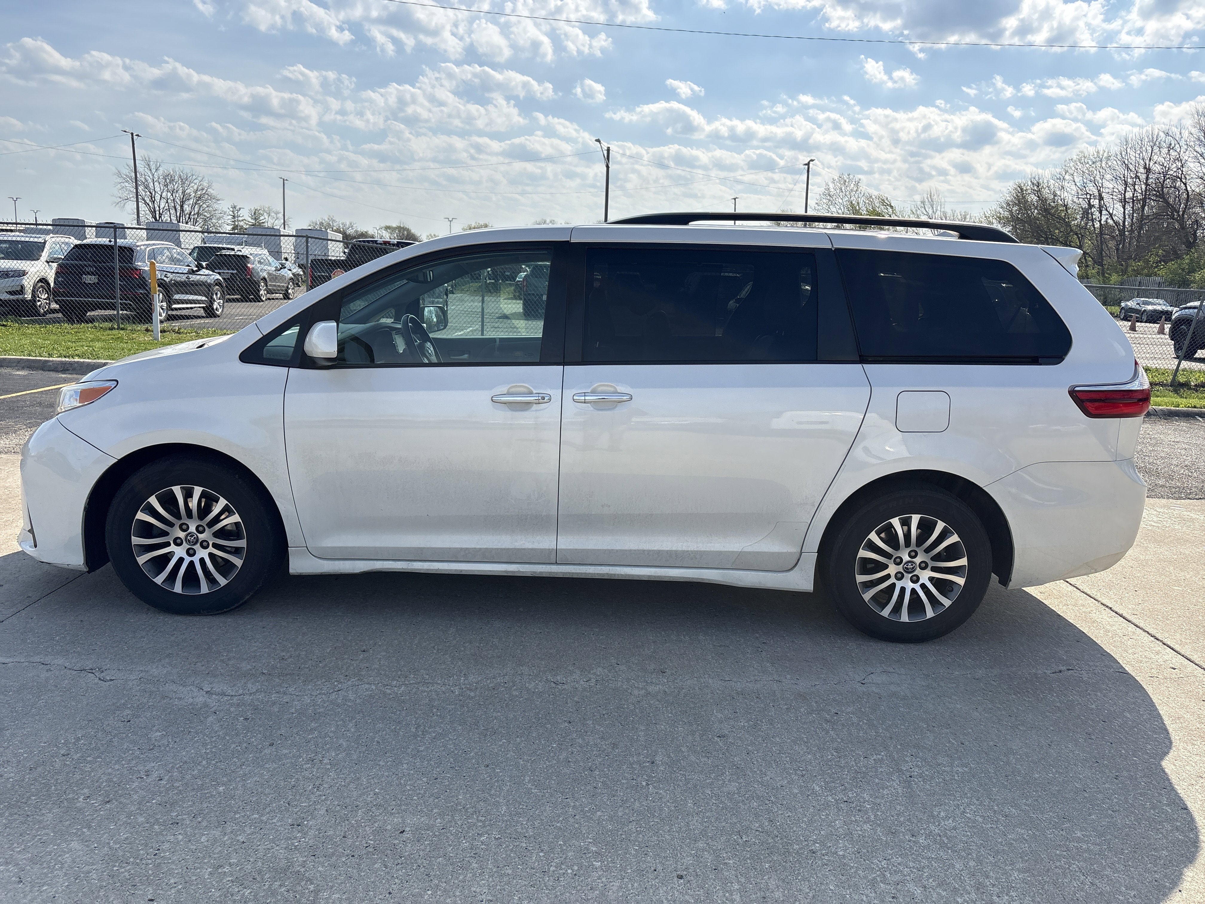 Toyota Sienna XLE 7-Passenger FWD with Auto-Access Seat