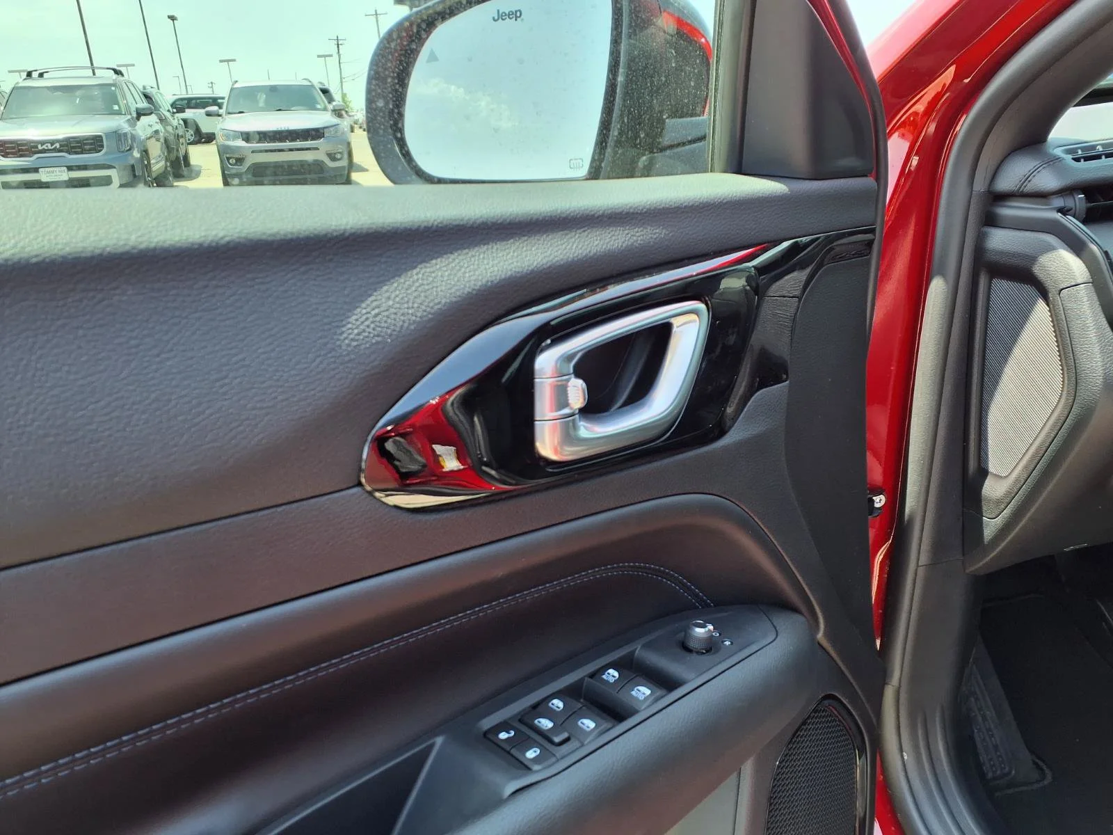 New 2026 Red Hot Pearl-Coat Exterior Paint Jeep Latitude Altitude image 13
