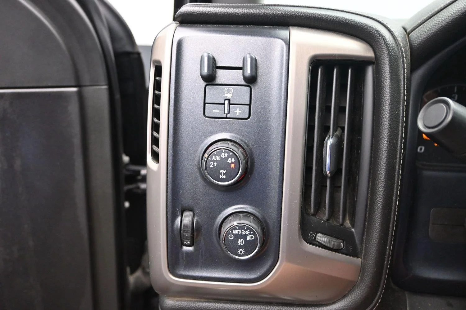 Used 2014 Iridium Metallic GMC Denali image 21