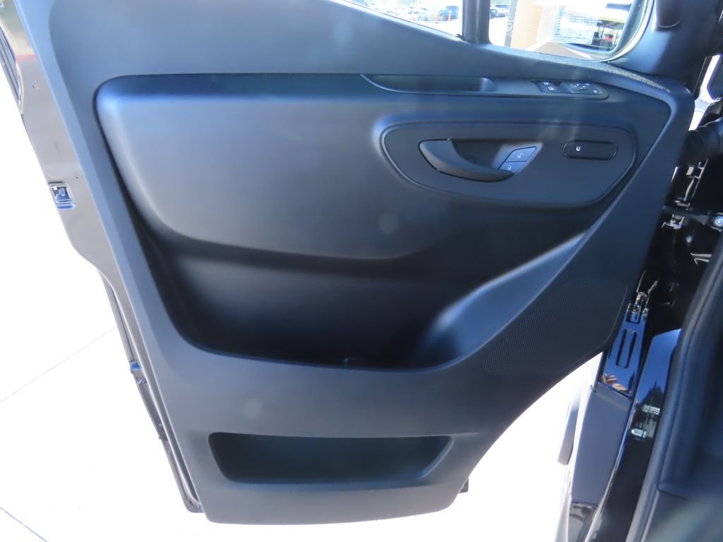 Used 2025  Mercedes-Benz Cargo 170 WB image 24