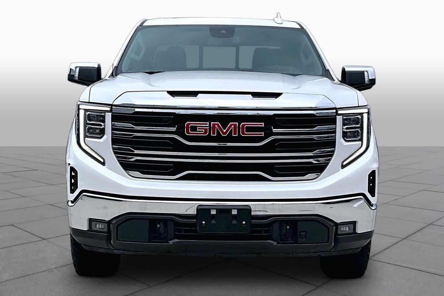 Used 2022 White Frost Tricoat GMC SLT image 4