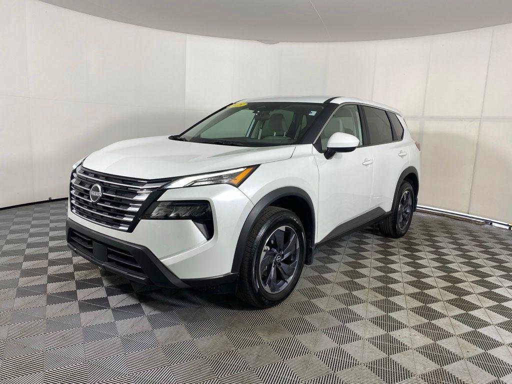 Used 2025 White Pearl Nissan SV image 4