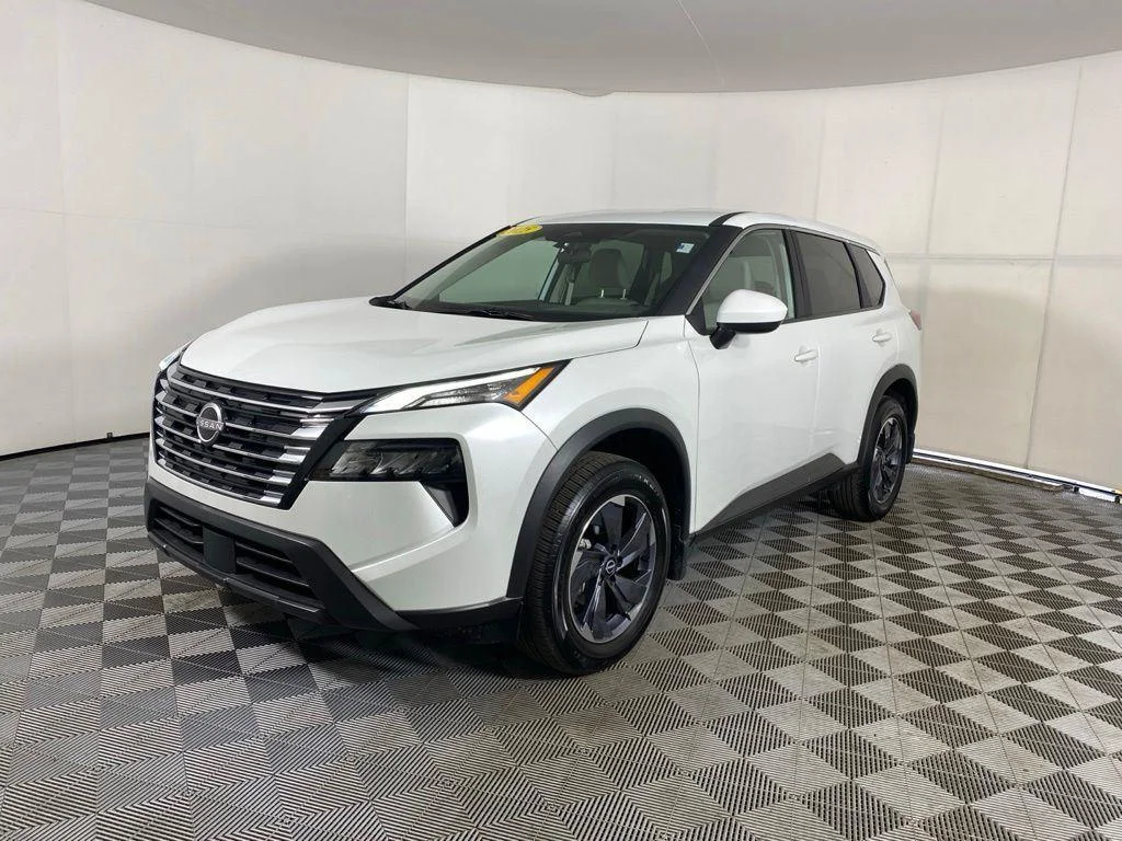 Used 2025 White Pearl Nissan SV image 4