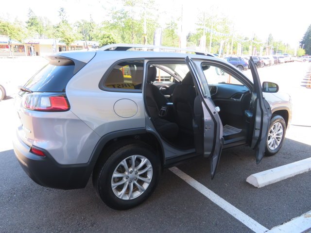 Used 2021 Billet Silver Metallic Clearcoat Jeep Latitude image 9